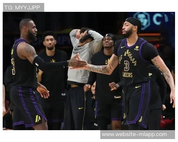 浓眉调侃三状元比一手势称自己拥有大学冠军荣耀